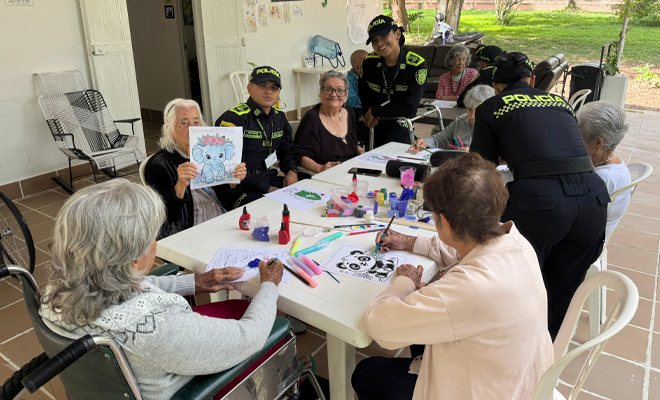 Personal de la tercera edad interactuando con policías