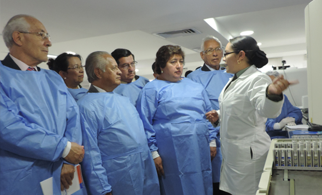 usuarios en laboratorio con bacteriologa uniformada