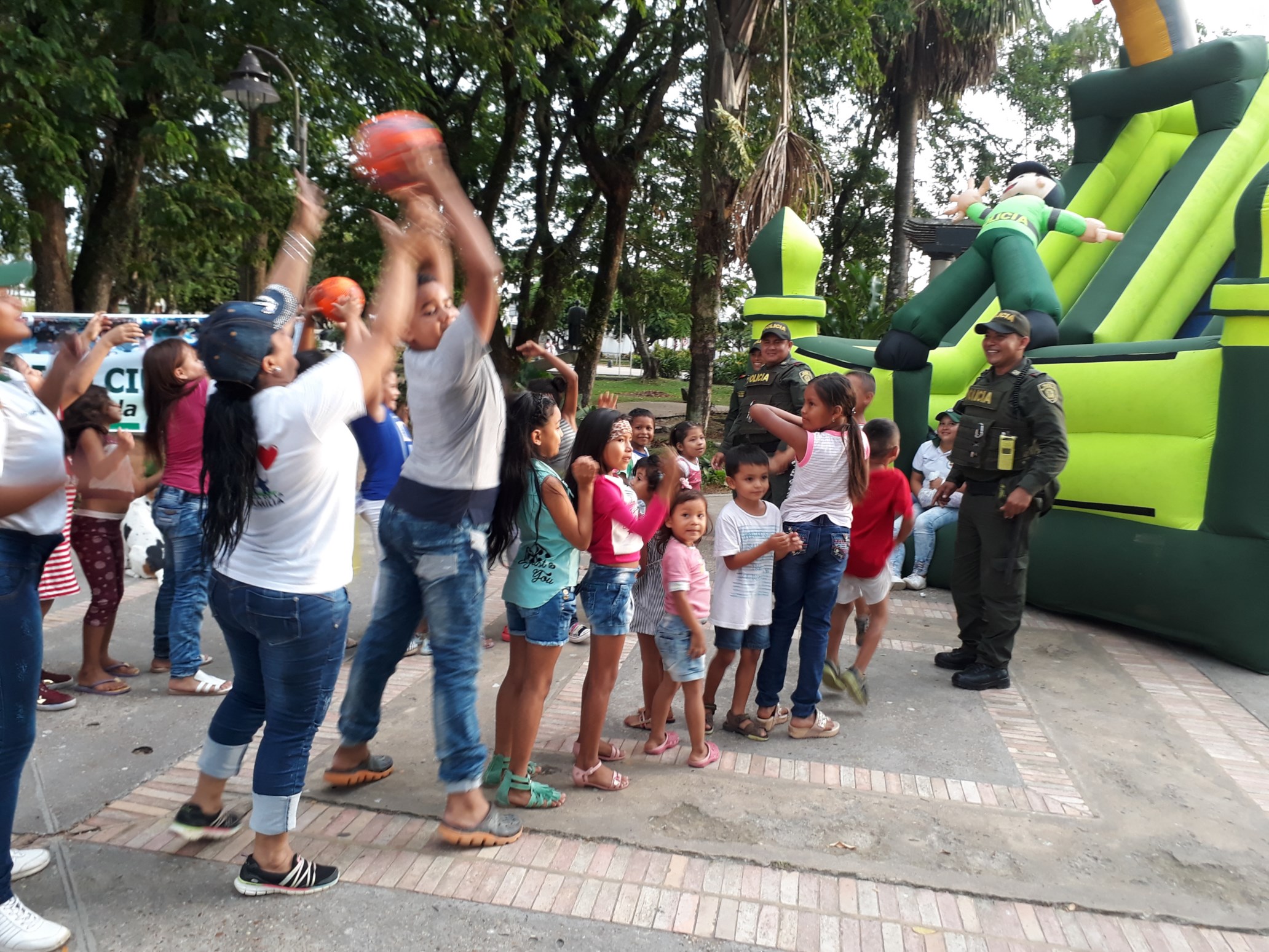 niños, niñas y padres de familia disfrutan con la Policía Nacional de momentos para la convivencia 