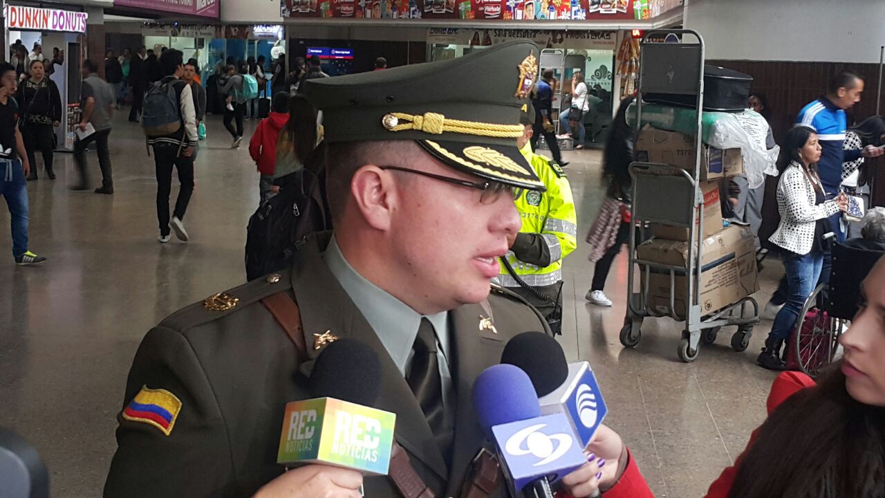 Más de 200 uniformados acompañan el ingreso y la salida de viajeros de la ciudad.