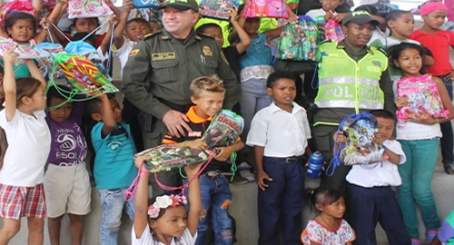 POLICIA NACIONAL ENTREGA DE KITS ESCOLARES A NIÑOS DE LA GUAJIRA
